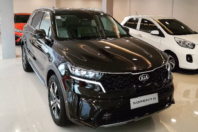 Trong đó, giá xe Kia Sorento Signature AWD bản máy dầu là 1,349 tỷ đồng (7 chỗ và 6 chỗ), trong khi bản máy xăng 2.5L cao cấp - Sorento Signature AWD có giá 1,299 tỷ đồng (6 chỗ) và 1,279 tỷ đồng (7 chỗ). Hiện tại, Kia Sorento 2021 là mẫu xe hút khách trên thị trường, nhất là vào thời điểm trước Tết Nguyên Đán. Với lợi thế lắp ráp đảm bảo về nguồn cung, kiểu dáng thiết kế đẹp mắt, nhiều phiên bản và trang bị - Kia Sorento 2021 chắc chắn sẽ “làm nên chuyện” tại thị trường Việt Nam. Sự xuất hiện của Kia Sorento 2021 sẽ gây “khó dễ” cho các đối thủ 5+2 chỗ như Honda CR-V và Hyundai SantaFe.