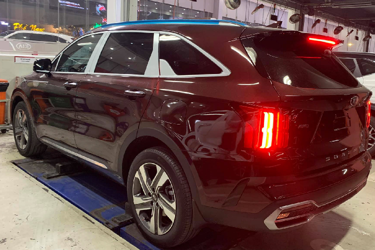 Khi tìm hiểu qua bảng màu trên hình ảnh catalogue của Kia Sorento 2021 lúc mẫu xe này ra mắt. Hình ảnh Kia Serento 2021 màu đỏ (Sunset Red) trông sáng hơn và không sậm màu giống màu đỏ mận như xe khách hàng này nhận được. Cũng phải nói lại, vì Kia Sorento 2021 là một mẫu xe mới, không có sẵn xe trưng bày, nên khách hàng đã không có dịp xem qua màu xe thực tế tại showroom.