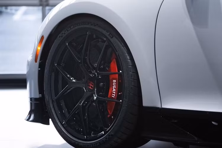 Cộng với trọng lượng thấp hơn 45 kg so với bản tiêu chuẩn, Bugatti Chiron Pur Sport có thể tăng tốc từ 60-120 km/h trong thời gian nhanh hơn 2 giây so với bản tiêu chuẩn. Tuy nhiên, tốc độ tối đa của siêu xe này lại giảm xuống còn 350 km/h.