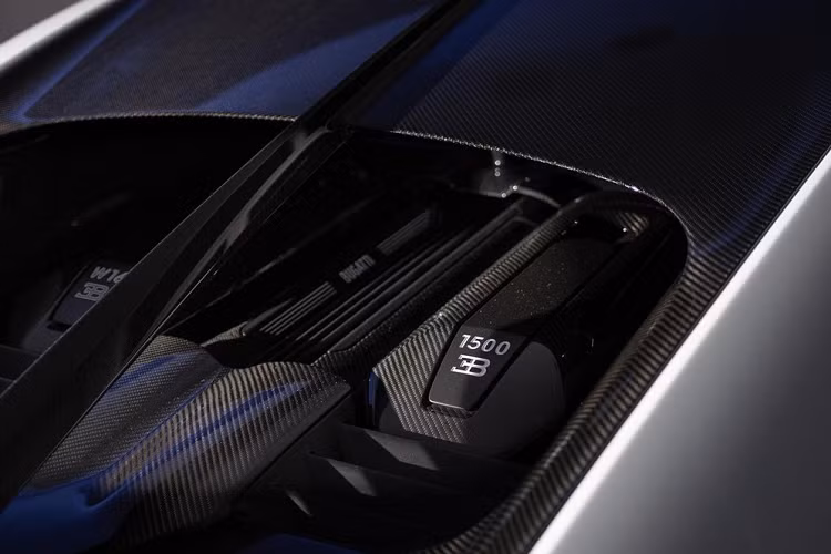 Bên trong chiếc siêu xe này là không gian nội thất bọc da và Alcantara màu đỏ Italian Red bắt mắt. Với những trang bị tùy chọn này, giá xe Bugatti Chiron Pur Sport được dự đoán có mức bán rav tại Mỹ cao hơn con số 3,55 triệu USD (khoảng 82,6 tỷ đồng) do nhà sản xuất đưa ra.