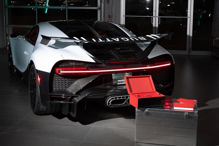 Ngoài ra, Bugatti Chiron Pur Sport còn được nâng cấp về khung gầm với lò xo trước cứng hơn 65%, lò xo sau cứng hơn 33% và hệ thống giảm chấn thích ứng tập trung vào hiệu suất. Trên toàn thế giới, chỉ có đúng 60 chiếc siêu xe Bugatti Chiron Pur Sport được sản xuất và bán ra thị trường.