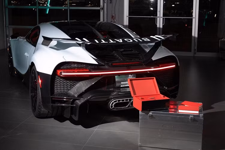 Ngoài ra, Bugatti Chiron Pur Sport còn được nâng cấp về khung gầm với lò xo trước cứng hơn 65%, lò xo sau cứng hơn 33% và hệ thống giảm chấn thích ứng tập trung vào hiệu suất. Trên toàn thế giới, chỉ có đúng 60 chiếc siêu xe Bugatti Chiron Pur Sport được sản xuất và bán ra thị trường.
