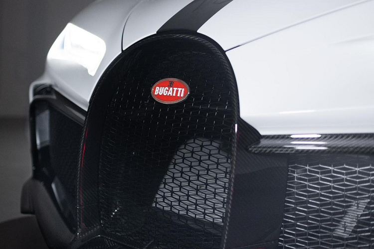 "Trái tim" của Bugatti Chiron Pur Sport vẫn là khối động cơ W16, dung tích 8.0L, đi kèm 4 bộ tăng áp đình đám. Động cơ này tạo ra công suất tối đa 1.479 mã lực nhưng tại tua máy 6.900 vòng/phút thay vì 6.700 vòng/phút như ở Bugatti Chiron tiêu chuẩn. Nguyên nhân là vì động cơ này trên Bugatti Chiron Pur Sport kết hợp với hộp số tự động ly hợp kép 7 cấp hiệu chỉnh.