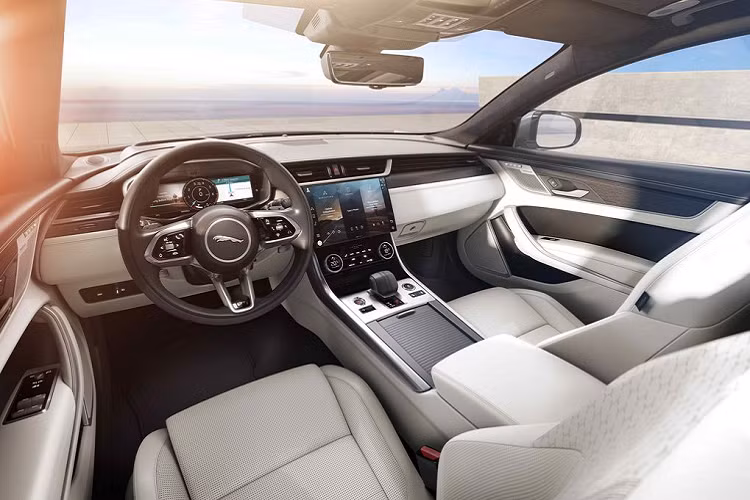 Nội thất sang trọng được làm phong phú với các lựa chọn ốp trang trí nội thất được sản xuất thủ công đẹp mắt với thiết kế gỗ tần bì Satin Charcoal Ash trên dòng xe XF. Ốp bàn đạp kim loại hoàn thiện màu sáng tạo thêm nét hoàn thiện cho nội thất. Cảm giác thoải mái và tinh tế bên trong mẫu xe XF còn được nâng cao hơn nữa nhờ tính năng Đèn nội thất cao cấp nâng cao, cung cấp lựa chọn 30 màu thay cho 10 màu trước đây.