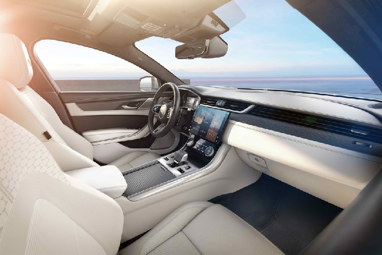 Hệ thống thông tin giải trí Pivi Pro nhanh, trực quan và nhạy giờ đây cũng tốt hơn bao giờ hết. Trên mẫu xe XF trang bị một loạt các ứng dụng nhúng, bao gồm Spotify và Apple CarPlay® theo tiêu chuẩn. Tính năng Android Auto™ cũng được trang bị tiêu chuẩn. Pivi Pro cũng có thể kết nối đồng thời hai điện thoại thông qua Bluetooth và tùy chọn sạc thiết bị không dây.