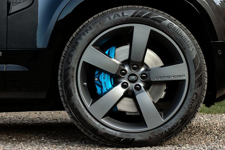 Có thể nhận ra ngay lập tức, Defender V8 với cải tiến thiết kế bên ngoài độc đáo; huy hiệu ngoại thất sản xuất riêng, cụm 4 ống xả đặc biệt và bánh xe hợp kim 22 inch độc đáo với lớp hoàn thiện màu Xám đậm nhám kết hợp để tạo nên sự khác biệt cho mẫu xe mạnh mẽ nhất trong dòng. Defender V8 còn được nhận diện bằng cùm phanh màu xanh dương Xenon và đĩa phanh 20 inch.