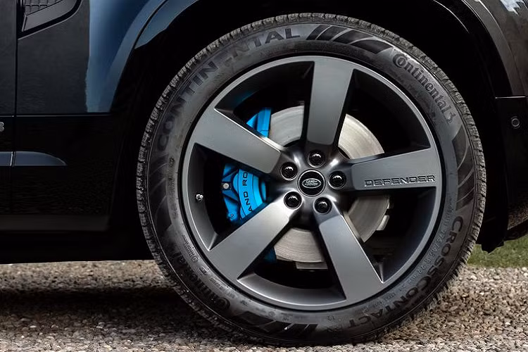 Có thể nhận ra ngay lập tức, Defender V8 với cải tiến thiết kế bên ngoài độc đáo; huy hiệu ngoại thất sản xuất riêng, cụm 4 ống xả đặc biệt và bánh xe hợp kim 22 inch độc đáo với lớp hoàn thiện màu Xám đậm nhám kết hợp để tạo nên sự khác biệt cho mẫu xe mạnh mẽ nhất trong dòng. Defender V8 còn được nhận diện bằng cùm phanh màu xanh dương Xenon và đĩa phanh 20 inch.