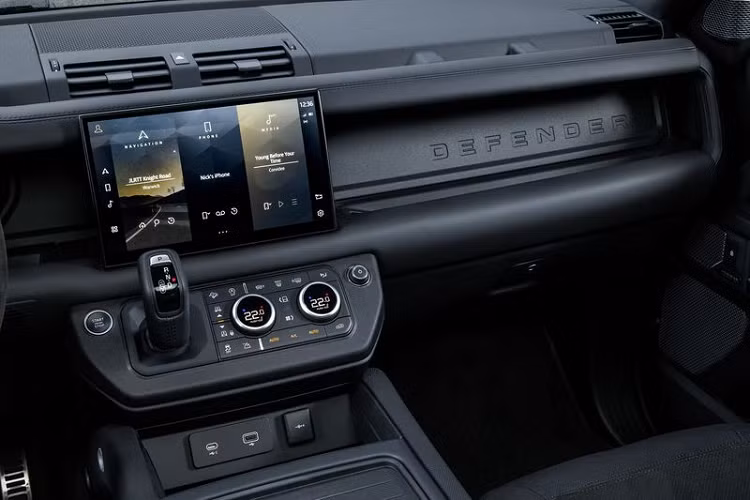 Các thanh chống lật có đường kính lớn hơn và chắc chắn giúp giảm độ vặn thân xe khi vào cua khắc nghiệt, trong khi Vi sai cầu sau chủ động điện tử độc đáo giới thiệu Bộ điều khiển Yaw cho phép kiểm soát tốt trạng thái vào cua của Defender V8 khi xe đạt và vượt quá giới hạn độ bám.