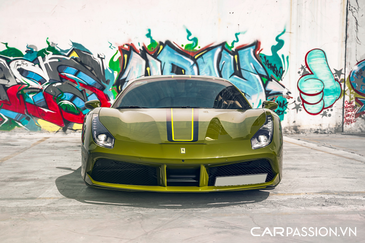 Ferrari 488 GTB được trang bị khối động cơ V8 tăng áp kép đặt giữa, có dung tích 3.9 lít, sản sinh công suất tối đa 661 mã lực tại vòng tua máy 8.000 vòng/phút và mô men xoắn cực đại đạt mức 760 Nm tại vòng tua máy 3.000 vòng/phút. Toàn bộ 661 mã lực được truyền tới các bánh xe thông qua hộp số Getrag 7 cấp ly hợp kép được phát triển theo công nghệ F1. 488 GTB tăng tốc từ 0-100 km/h trong vòng 3 giây, mất 8,3 giây để chạm ngưỡng 200 km/h, trước khi đạt tốc độ tối đa 330 km/h.