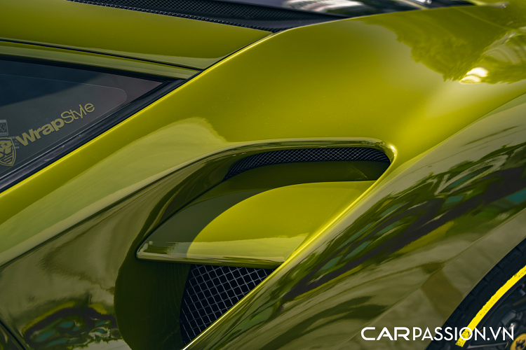 Thân xe gây ấn tượng với những đường nét mềm mại và uyển chuyển. Khác với người tiền nhiệm, Ferrari 488 GTB được trang bị thêm hốc hút gió ở bên hông đậm chất khí động học. Thiết kế ngoại thất được lấy cảm hứng từ những người đàn anh như F430 hay 458, giúp cho dòng xe 488 và cả “hậu duệ” F8 sở hữu vẻ ngoài tinh tế, kết hợp với các đặc tính thể thao vốn có của những mẫu xe nhà Ferrari.