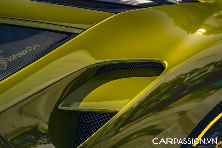 Thân xe gây ấn tượng với những đường nét mềm mại và uyển chuyển. Khác với người tiền nhiệm, Ferrari 488 GTB được trang bị thêm hốc hút gió ở bên hông đậm chất khí động học. Thiết kế ngoại thất được lấy cảm hứng từ những người đàn anh như F430 hay 458, giúp cho dòng xe 488 và cả “hậu duệ” F8 sở hữu vẻ ngoài tinh tế, kết hợp với các đặc tính thể thao vốn có của những mẫu xe nhà Ferrari.