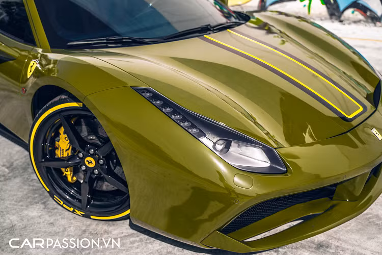 Khác biệt với những tông màu xanh quân đội từng xuất hiện trước đó, tông màu xanh được sử dụng trên chiếc 488 GTB này có thiên hướng đậm hơn, giúp mang đến một diện mạo đầy mạnh mẽ cho xe. Để tạo điểm nhấn cho phần thân xe, chủ nhân đã bổ sung thêm một đường sọc phá cách kéo dài từ nắp ca-pô đến hết đuôi xe. Sự kết hợp của hai tông màu vàng và đen tạo nên cái nhìn khá sành điệu - vốn là một điểm đặc trưng trên những chiếc Ferrari.