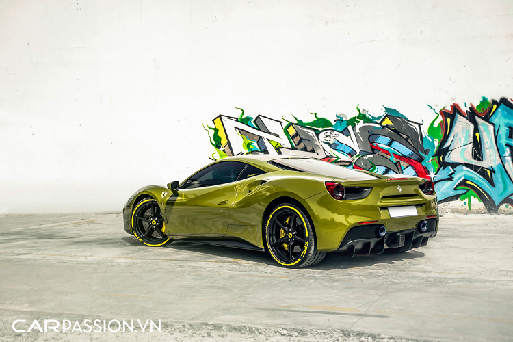 Về nguyên bản, chiếc Ferrari 488 GTB tại Sài Gòn này sở hữu lớp sơn màu xám lông chuột Grigio Silverstone khá độc đáo. Tuy nhiên, vị chủ nhân của "siêu ngựa" đến từ Ý mới đây đã thực hiện công đoạn đổi màu ngoại thất cho xe.