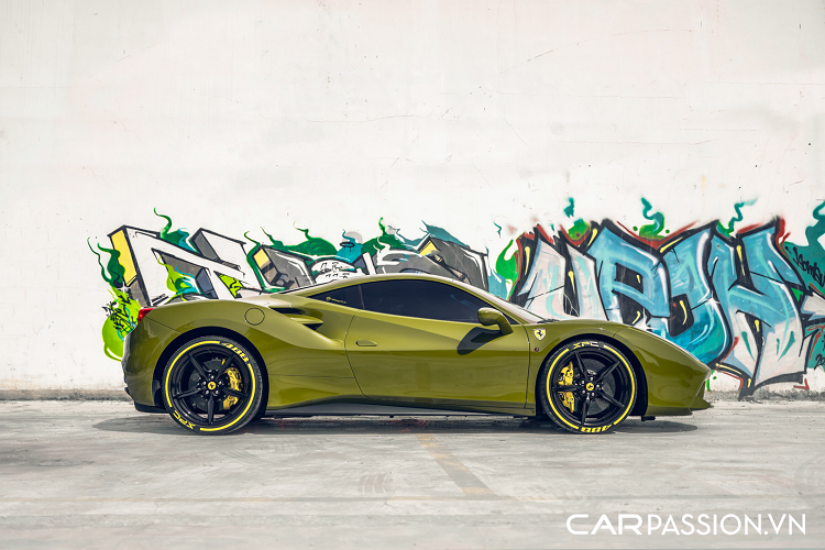 Bên cạnh lớp sơn xám Grigio Silverstone , những chiếc 488 tại Việt Nam còn được khách hàng lựa chọn những lớp sơn khác như : đỏ Rosso Corsa, đỏ Rosso Fiorano, vàng Giallo Modena, trắng Bianco Avus, đen Nero Daytona và xanh Blu Corsa. Tiến vào bên trong, “siêu ngựa” với lớp decal mang phong cách nhà binh này sở hữu khoang nội thất mang tông màu sang trọng. Xe được trang bị ghế đua chỉnh cơ với khung ghế có cấu tạo từ sợi carbon.