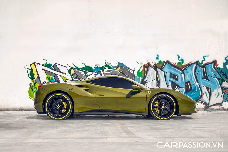 Bên cạnh lớp sơn xám Grigio Silverstone , những chiếc 488 tại Việt Nam còn được khách hàng lựa chọn những lớp sơn khác như : đỏ Rosso Corsa, đỏ Rosso Fiorano, vàng Giallo Modena, trắng Bianco Avus, đen Nero Daytona và xanh Blu Corsa. Tiến vào bên trong, “siêu ngựa” với lớp decal mang phong cách nhà binh này sở hữu khoang nội thất mang tông màu sang trọng. Xe được trang bị ghế đua chỉnh cơ với khung ghế có cấu tạo từ sợi carbon.