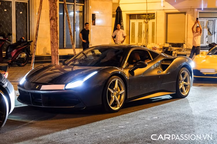 Tông màu được anh lựa chọn có tên gọi là Army Green hay còn được biết đến là màu xanh quân đội. Lớp áo mới có độ bóng ấn tượng và là sản phẩm thuộc dòng Supergloss (siêu bóng) của thương hiệu Inozetek.