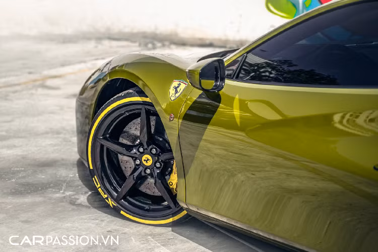 Chưa hết, bộ mâm 5 chấu đơn có đường kính 20 inch màu bạc cũng được sơn thành màu đen bóng, kết hợp với bộ lốp được in viền vàng, lấy cảm hứng từ những mẫu xe đua F1. Công nghệ in trang trí cho lốp xe là một sản phẩm được WrapStyle Hồ Chí Minh ấp ủ trong khoảng thời gian khá dài.