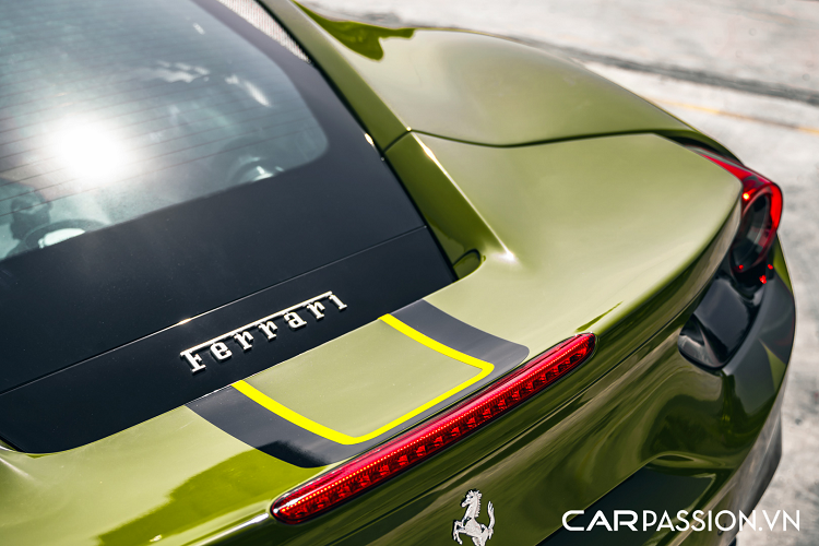 Cản sau trên 488 GTB được thiết kế lại toàn bộ theo hướng khí động học hơn, khe gió ở vị trí trung tâm thực chất có tác dụng như một cánh gió tạo ra lực ép xuống cho thân xe khi vận hành ở tốc độ cao. Cụm đèn hậu tròn tinh tế, hốc đèn được ốp sợi carbon, nắp máy trong suốt để lộ vẻ đẹp của động cơ V8 tăng áp kép phía bên dưới.