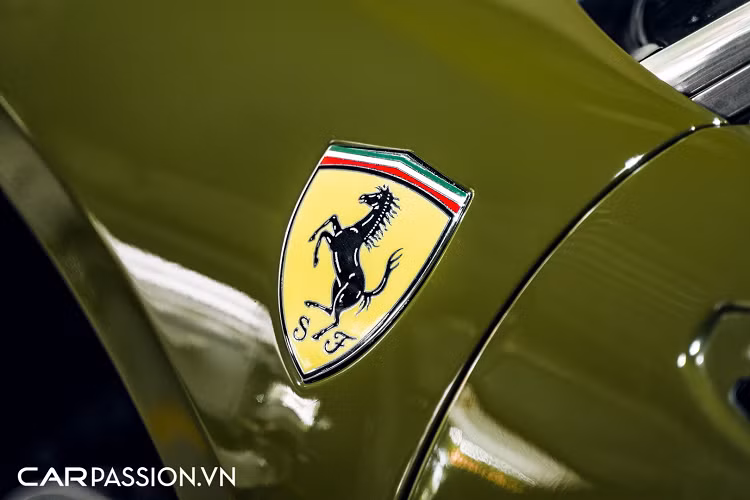 Ferrari 488 GTB được ra mắt tại triển lãm Geneva Motor Show năm 2015, kế thừa thành công của đàn anh 458 Italia. Khi mới về Việt Nam, giá xe Ferrari 488 GTB lên tới hơn 16 tỷ đồng. Về mặt thiết kế, “siêu ngựa” 488 GTB được lấy cảm hứng từ mẫu xe đàn anh 458 Italia với những đường nét quyến rũ trên thân xe.