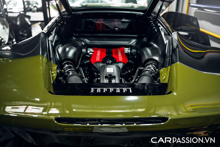 Sự khác biệt rõ nhất nằm ở thiết kế cản trước và sau xe đều được trau chuốt theo hướng hầm hố hơn. Phần đầu xe với hai hốc hút gió cỡ lớn, nắp ca-pô dập gân mạnh mẽ, cụm đèn chiếu sáng có thiết kế tương tự Ferrari 458 Italia với dải LED ban ngày kéo dài đẹp mắt.