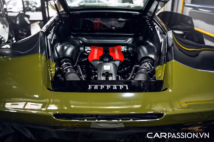 Sự khác biệt rõ nhất nằm ở thiết kế cản trước và sau xe đều được trau chuốt theo hướng hầm hố hơn. Phần đầu xe với hai hốc hút gió cỡ lớn, nắp ca-pô dập gân mạnh mẽ, cụm đèn chiếu sáng có thiết kế tương tự Ferrari 458 Italia với dải LED ban ngày kéo dài đẹp mắt.