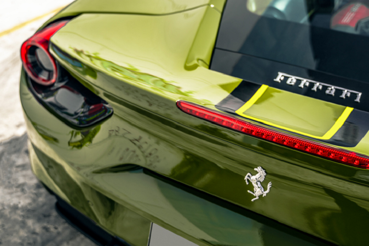 Không chỉ mang lại cái nhìn thể thao hơn, đây còn là một cách để cá nhân hoá sở thích của khách hàng từ những chi tiết nhỏ nhất, điển hình là bộ lốp của xe. Ẩn phía sau là hệ thống phanh đĩa hiệu năng cao với cùm phanh Brembo Ferrari sơn vàng nổi bật và đĩa phanh carbon ceramic.