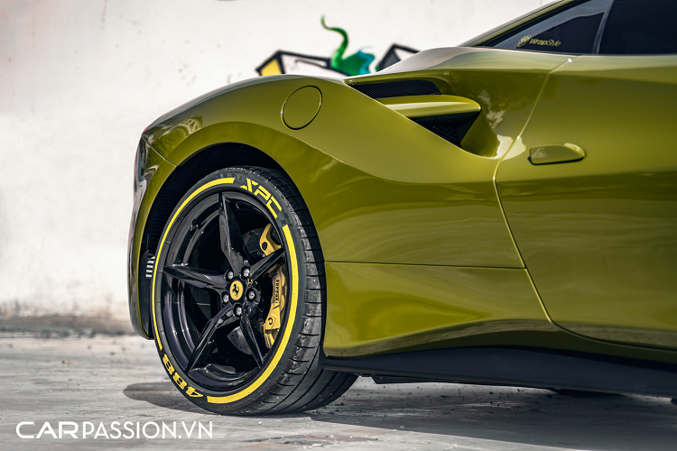 Khác với 458 Italia, 488 GTB sở hữu hệ thống ống xả với hai chụp xả đối xứng giống với phiên bản 458 Speciale và trên bộ khuếch tán gió có sự xuất hiện của đèn cảnh báo tương tự chi tiết trên những mẫu xe đua Công thức 1. Bên cạnh đó, xe cũng được chủ nhân nâng cấp với hệ thống ống xả độ đến từ thương hiệu Innotech Performance Exhaust (IPE) nhằm mang đến âm thanh uy lực và dữ dằn hơn.