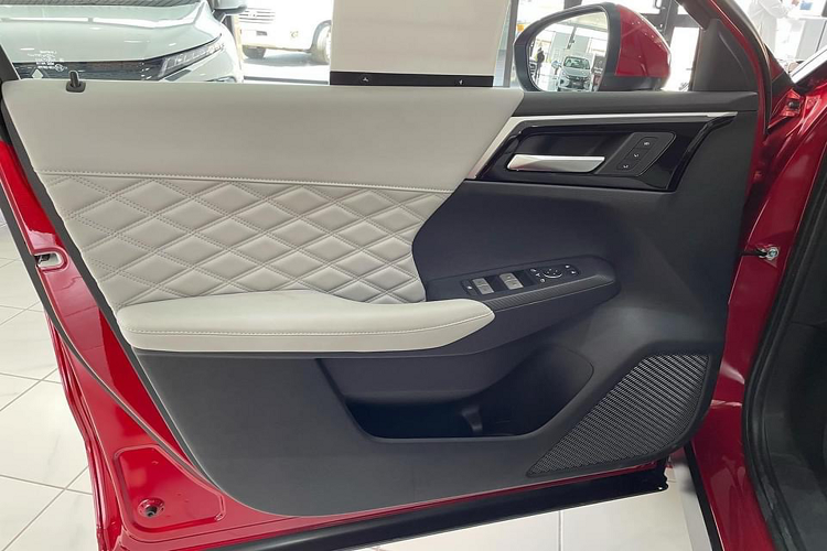 Nội thất Outlander 2022 có nhiều chọn màu sắc, sử dụng Da Anilin (Semi Aniline) với đường chỉ khâu hoạ tiết hình quả trám, sử dụng vật liệu nhôm để trang trí và trên các nút điều khiển, ốp bệ cần số, vô lăng. Trang bị bệ tỳ tay trong tâm cỡ lớn. Ở các phiên bản cao cấp, xe được trang bị nhiều “đồ chơi” tiện nghi khác như sạc điện thoại không dây mới, màn hình hiển thị thông tin trên kính lái (HUD) 10,8 inch 10 loa BOSE cao cấp.