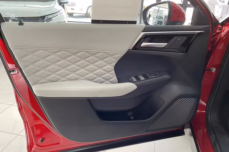 Nội thất Outlander 2022 có nhiều chọn màu sắc, sử dụng Da Anilin (Semi Aniline) với đường chỉ khâu hoạ tiết hình quả trám, sử dụng vật liệu nhôm để trang trí và trên các nút điều khiển, ốp bệ cần số, vô lăng. Trang bị bệ tỳ tay trong tâm cỡ lớn. Ở các phiên bản cao cấp, xe được trang bị nhiều “đồ chơi” tiện nghi khác như sạc điện thoại không dây mới, màn hình hiển thị thông tin trên kính lái (HUD) 10,8 inch 10 loa BOSE cao cấp.