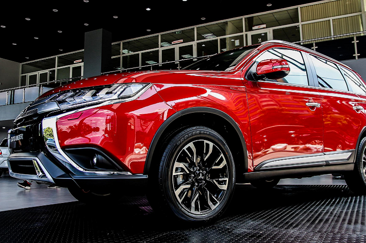 Trên thực tế, dòng xe Outlander tại Việt Nam đang bị “lấn át” bởi các đối thủ lớn như Hyundai SantaFe, Kia Sorento hay Honda CR-V. Mặc dù giá bán của Outlander dễ tiếp cận, từ 825 – 950 triệu đồng (2.0L) và 1,058 tỷ đồng (2.4L). Dẫu vậy, Outlander vẫn chưa đủ sức hấp dẫn đến đông đảo khách hàng trong nước.