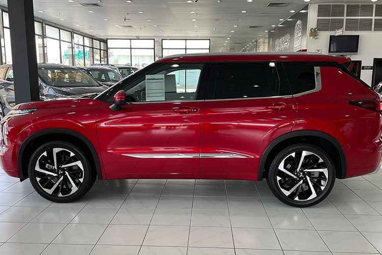 Có nhiều lý do mà khách hàng Việt không chuộng Outlander như nội thất thiết kế già dặn, không được đánh giá cao, mặc dù ngoại thất Outlander khá bắt mắt. Phiên bản tiêu chuẩn sử dụng máy 2.0L công suất không mạnh mẽ như lựa chọn CR-V (máy 1.5L tăng áp) hay SantaFe (máy 2.5L), hộp số CVT không “được lòng” nhiều khách hàng... Chính vì thế, Mitsubishi Outlander 2022 thế hệ mới mang nhiều sức hấp dẫn, hứa hẹn sẽ tăng sức cạnh tranh trong phân khúc CUV 5+2 chỗ.