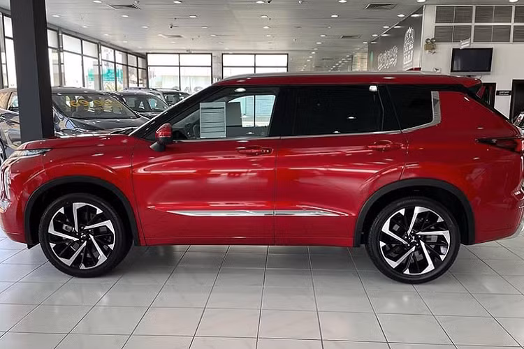 Có nhiều lý do mà khách hàng Việt không chuộng Outlander như nội thất thiết kế già dặn, không được đánh giá cao, mặc dù ngoại thất Outlander khá bắt mắt. Phiên bản tiêu chuẩn sử dụng máy 2.0L công suất không mạnh mẽ như lựa chọn CR-V (máy 1.5L tăng áp) hay SantaFe (máy 2.5L), hộp số CVT không “được lòng” nhiều khách hàng... Chính vì thế, Mitsubishi Outlander 2022 thế hệ mới mang nhiều sức hấp dẫn, hứa hẹn sẽ tăng sức cạnh tranh trong phân khúc CUV 5+2 chỗ.