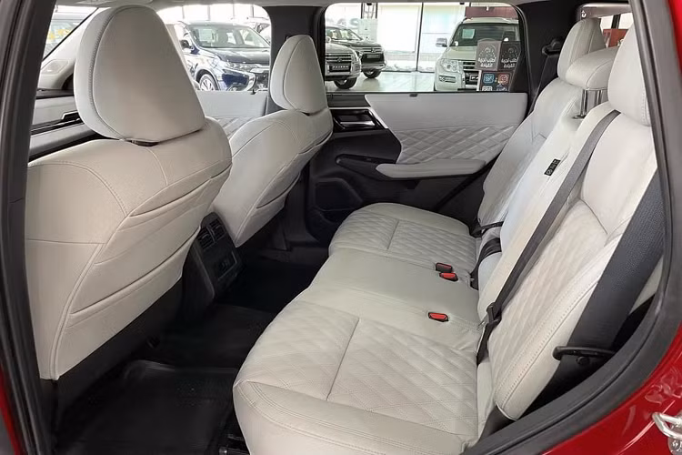 Vô lăng kích thước lớn, thiết kế 4 chấu tối giản rất tinh tế. Chi tiết khe cửa gió điều hoà trên bảng táp-lô khá hấp dẫn, mang phong cách sang trọng như xe sang. Xe sử dụng cần số điện tử, phanh tay điện tử.