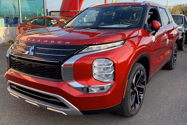 Về trang bị an toàn và hỗ trợ lái, Outlander 2022 được trang bị nhiều tính năng an toàn và hỗ trợ lái Tiêu Chuẩn hơn thế hệ cũ. Tất cả đều sử dụng công nghệ của hãng Nissan, nhưng đổi tên thành MI-PILOT Assist bao gồm: Kiểm soát hành trình thích ứng, hỗ trợ giữ làn đường, nhận dạng biển báo giao thông, đèn pha chiếu sáng tự động, cảnh báo tiền va chạm, phanh tự độnng khẩn cấp, cảnh báo điểm mù, 11 túi khí,… 