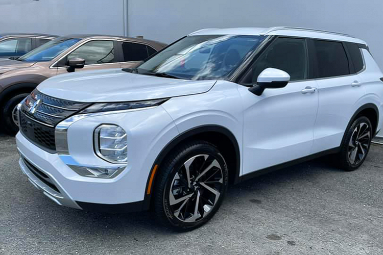 Bên dưới nắp ca-pô Mitsubishi Outlander 2022 sử dụng động cơ 4cyl thẳng hàng dung tích 2.5L, hút khí tự nhiên, công suất tối đa 181 mã lực và mô-men xoắn cực đại 245Nm, xe sử dụng kết hợp với hộp số tự động biến thiên vô cấp CVT. Xe sử dụng hệ dẫn động cầu trước (FWD) hoặc bốn bánh toàn thời gian (AWD) sử dụng hệ thống S-AWC (Super All-Wheel Control) với 5 chế độ lái được Mitsubishi phát triển cho phép tăng độ bám đường trong những điều kiện vận hành khác nhau.