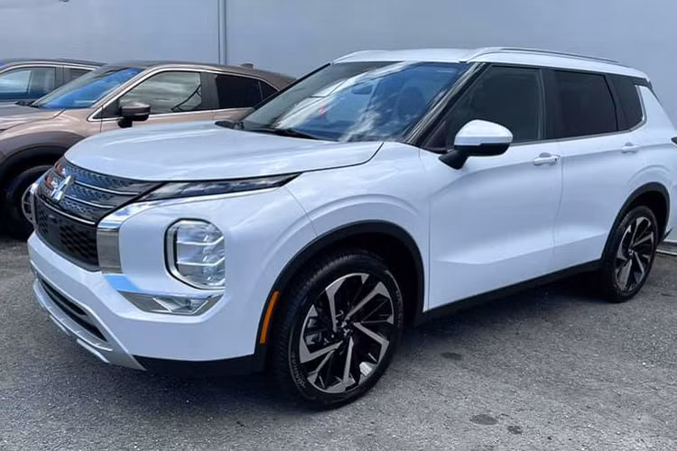 Bên dưới nắp ca-pô Mitsubishi Outlander 2022 sử dụng động cơ 4cyl thẳng hàng dung tích 2.5L, hút khí tự nhiên, công suất tối đa 181 mã lực và mô-men xoắn cực đại 245Nm, xe sử dụng kết hợp với hộp số tự động biến thiên vô cấp CVT. Xe sử dụng hệ dẫn động cầu trước (FWD) hoặc bốn bánh toàn thời gian (AWD) sử dụng hệ thống S-AWC (Super All-Wheel Control) với 5 chế độ lái được Mitsubishi phát triển cho phép tăng độ bám đường trong những điều kiện vận hành khác nhau.