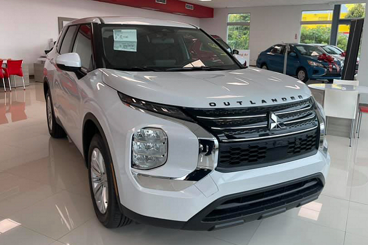 Mitsubishi Outlander thế hệ thứ 4 được thiết kế theo ngôn ngữ “Dynamic Shield” thế hệ tiếp theo của hãng xe Nhật Bản. Ngoại thất xe mang phong cách táo bạo và hấp dẫn hơn trước. Đầu xe sở hữu đèn pha LED đặt thấp, đèn LED định vị đặt trên cao, mặt ca-lăng cỡ lớn. “Dàn chân” sử dụng mâm kích thước lên đến 20 inch, size mâm khá lớn trong phân khúc.