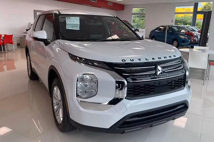 Mitsubishi Outlander thế hệ thứ 4 được thiết kế theo ngôn ngữ “Dynamic Shield” thế hệ tiếp theo của hãng xe Nhật Bản. Ngoại thất xe mang phong cách táo bạo và hấp dẫn hơn trước. Đầu xe sở hữu đèn pha LED đặt thấp, đèn LED định vị đặt trên cao, mặt ca-lăng cỡ lớn. “Dàn chân” sử dụng mâm kích thước lên đến 20 inch, size mâm khá lớn trong phân khúc.