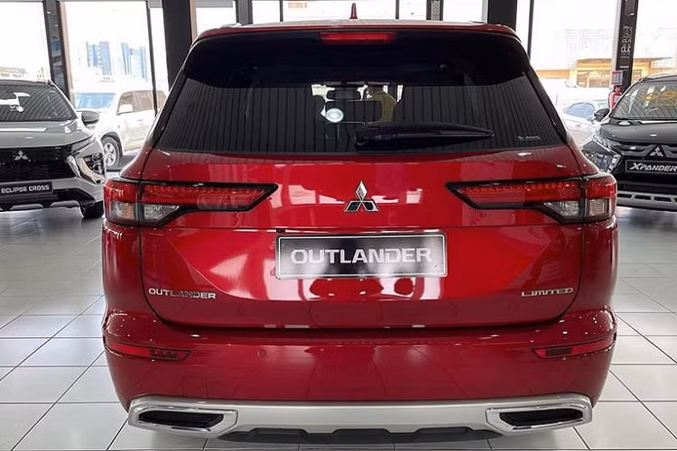 Tại thị trường Bắc Mỹ, Outlander 2022 được bán ra với nhiều phiên bản gồm ES, SE, SEL, SE Launch Edition và SEL Launch Edition với giá từ 25.800 – 35.400 USD (593 – 815 triệu đồng). Cao hơn 1 chút so với bản cũ (giá từ 25.000 – 34.000 USD). Dòng Mitsubishi Outlander phiên bản nâng cấp facelift mới ra mắt hồi đầu năm ngoái đang bán tại thị trường Việt vẫn đang khá “mờ nhạt” trong phân khúc.