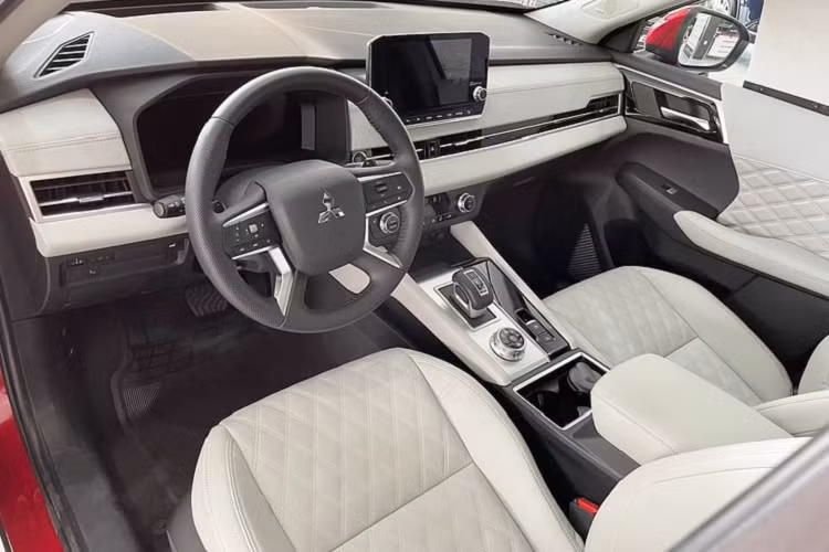 Hiện đang là thành viên trong bộ ba liên minh Renault-Nissan-Mitsubishi, chính vì thế Outlander thế hệ mới được phát triển chung một nền tảng với “người anh em” Nissan Rogue/X-Trail thế hệ mới. Để đáp ứng những mong đợi từ khách hàng, Outlander 2022 được làm mới nội thất hiện đại hơn, sử dụng các vật liệu cao cấp, rộng rãi hơn nhờ chiều dài cơ sở 2.750mm, dài hơn khoảng 35mm so với thế hệ cũ.