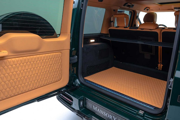 Những trang bị tiện nghi cao cấp của Mercedes-AMG G63 được giữ nguyên. Danh sách có hệ thống thông tin giải trí MBUX, bảng điều khiển gồm 2 màn hình kỹ thuật số 12,3 inch, điều hòa tự động 3 vùng, loa Burmester, đèn viền nội thất...