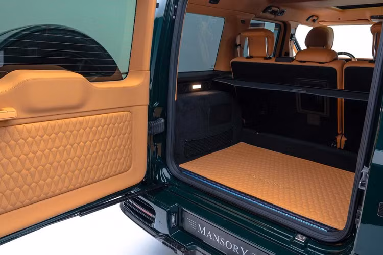 Những trang bị tiện nghi cao cấp của Mercedes-AMG G63 được giữ nguyên. Danh sách có hệ thống thông tin giải trí MBUX, bảng điều khiển gồm 2 màn hình kỹ thuật số 12,3 inch, điều hòa tự động 3 vùng, loa Burmester, đèn viền nội thất...