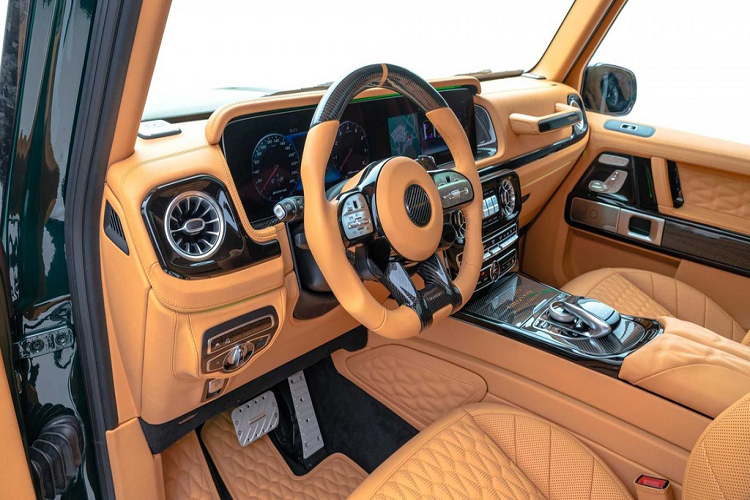 Cabin của Mercedes-AMG G63 Gronos độ Mansory "lột xác" trở nên sang trọng hơn khi vật liệu da phủ gần như kín nội thất. Bảng táp-lô, vô-lăng, bệ tự tay, táp-pi cửa, trần xe hay khoang hành lý đều được bọc da cao cấp màu nâu Fawn Brown. Bên cạnh đó, vật liệu carbon cũng được sử dụng để trang trí ở tay lái, khu vực điều khiển trung tâm..