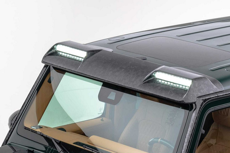 Những điểm khác biệt trên Mercedes-AMG G63 Gronos so với xe nguyên bản có thể kể đến nắp ca-pô làm từ carbon có hốc hút gió, đèn LED trợ sáng lắp trên mui xe, ốp trang trí cạnh hốc bánh, chụp lốp dự phòng làm từ sợi carbon...