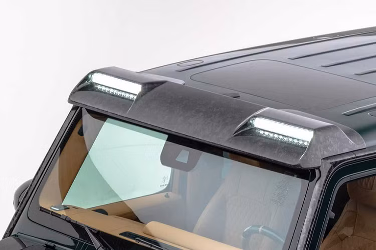 Những điểm khác biệt trên Mercedes-AMG G63 Gronos so với xe nguyên bản có thể kể đến nắp ca-pô làm từ carbon có hốc hút gió, đèn LED trợ sáng lắp trên mui xe, ốp trang trí cạnh hốc bánh, chụp lốp dự phòng làm từ sợi carbon...