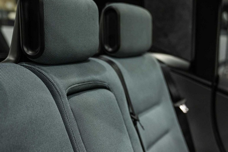 Phần sau của chiếc xe đã được thiết kế để cung cấp rất nhiều không gian mà còn có thể mở rộng hơn nữa. Nếu cần, ghế hành khách phía trước có thể gập xuống, và di chuyển xuống dưới mặt táp lô để có thêm chỗ cho hành lý. Không chỉ vậy, những cửa sổ lớn khiến cho nội thất dường như dung nhập với ngoại thất. Phần cốp sau của xe có thể nhét vừa hai va li lớn hoặc hai va li nhỏ và một chiếc xe đạp gấp.