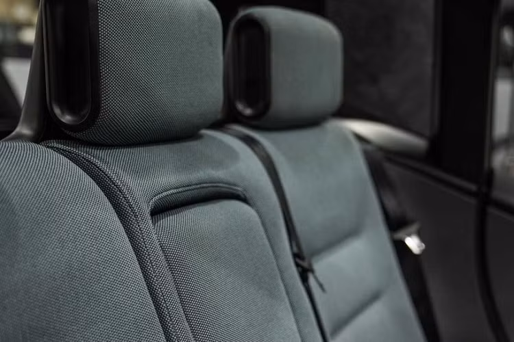 Phần sau của chiếc xe đã được thiết kế để cung cấp rất nhiều không gian mà còn có thể mở rộng hơn nữa. Nếu cần, ghế hành khách phía trước có thể gập xuống, và di chuyển xuống dưới mặt táp lô để có thêm chỗ cho hành lý. Không chỉ vậy, những cửa sổ lớn khiến cho nội thất dường như dung nhập với ngoại thất. Phần cốp sau của xe có thể nhét vừa hai va li lớn hoặc hai va li nhỏ và một chiếc xe đạp gấp.