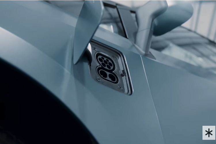 Tài xế có thể điều khiển xe bằng một vô lăng 2 chấu tích hợp các nút ở hai bên. Ngay phía sau vô lăng là một giá đỡ điện thoại. Xe cũng không có cụm đồng hồ truyền thống, thay vào đó là một màn hình thông tin giải trí trung tâm để xử lý mọi việc.