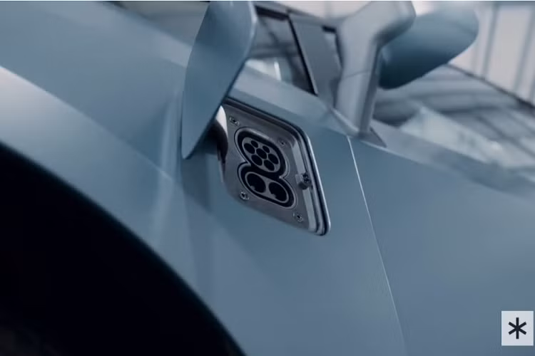 Tài xế có thể điều khiển xe bằng một vô lăng 2 chấu tích hợp các nút ở hai bên. Ngay phía sau vô lăng là một giá đỡ điện thoại. Xe cũng không có cụm đồng hồ truyền thống, thay vào đó là một màn hình thông tin giải trí trung tâm để xử lý mọi việc.