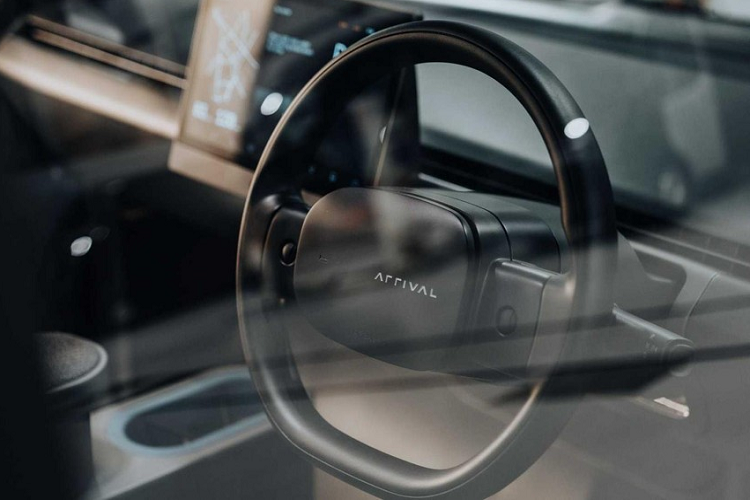 Arrival chỉ rõ rằng ngay cả khi kích thước tổng thể của Car chỉ ngang ngửa với Volkswagen Golf, thì chỗ để chân của hành khách phía sau thực tế lại lớn hơn ở một chiếc Rolls-Royce.